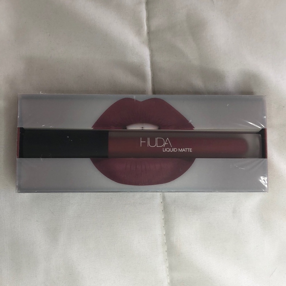 Huda Beauty Liquid Matte Lipstick in Trophy Wife